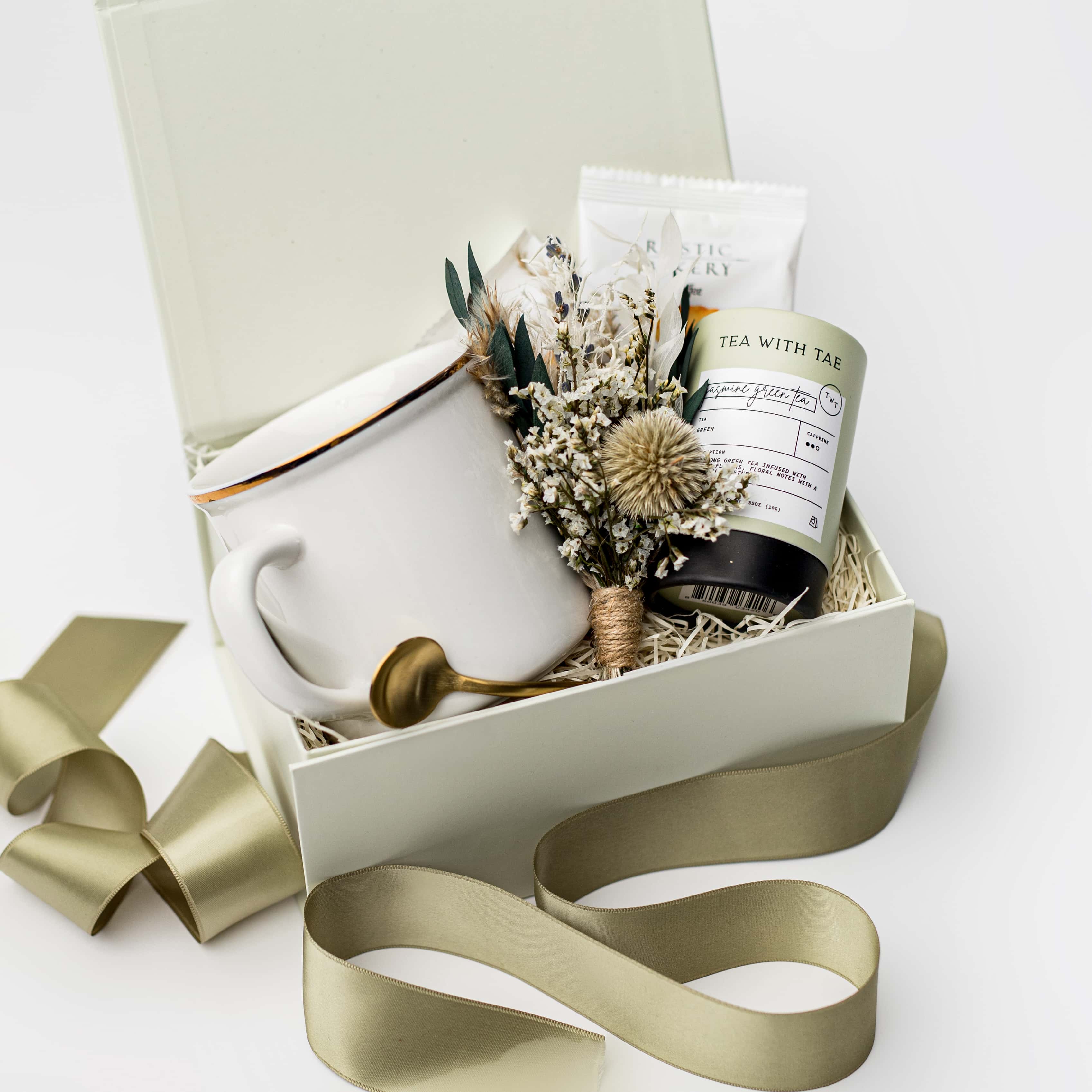 Jasmine tea gift box with mug and flowers
